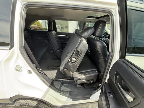 Used 2019 Toyota Highlander XLE image 24