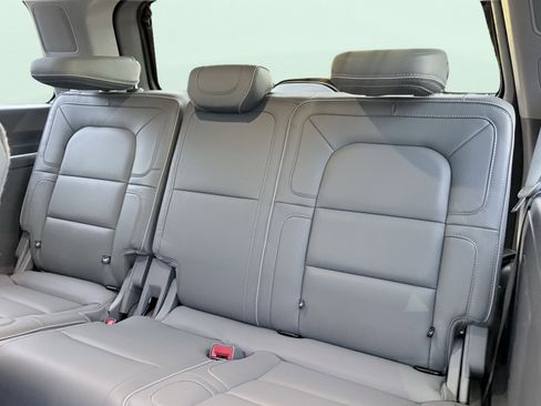 Used 2018 Lincoln Navigator Reserve w/ Technology Package image 40