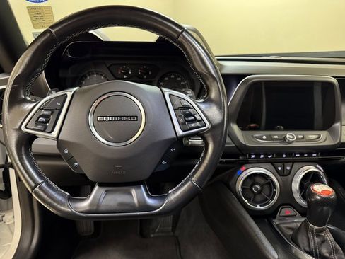 Used 2021 Chevrolet Camaro LT w/ Technology Package image 9