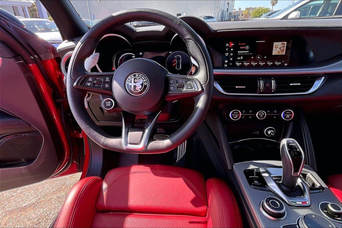 Used 2025 Alfa Romeo Stelvio Sprint AWD/4WD image 5
