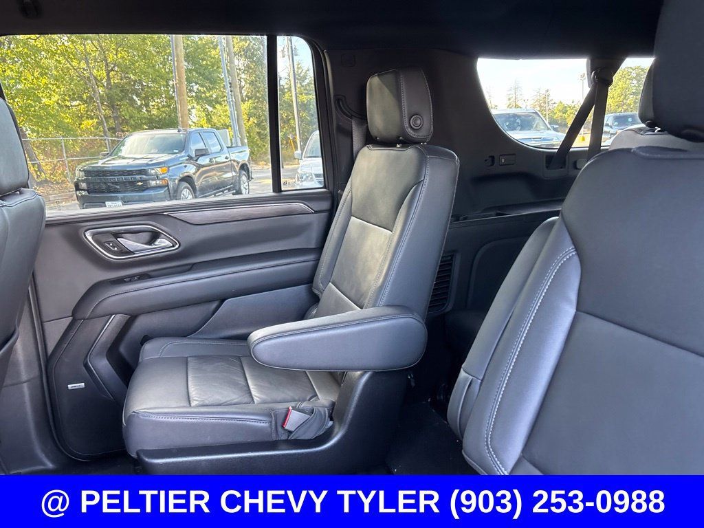 Used 2024 Chevrolet Suburban LT w/ Luxury Package RWD image 21