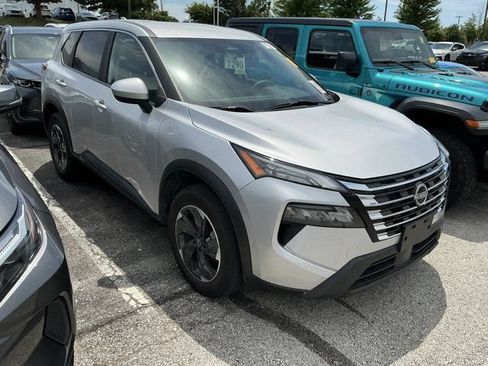 Used 2024 Nissan Rogue SV AWD/4WD image 5