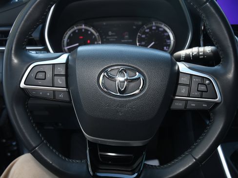 Used 2023 Toyota Highlander XSE image 13