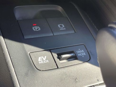 Used 2023 Toyota Venza XLE image 31