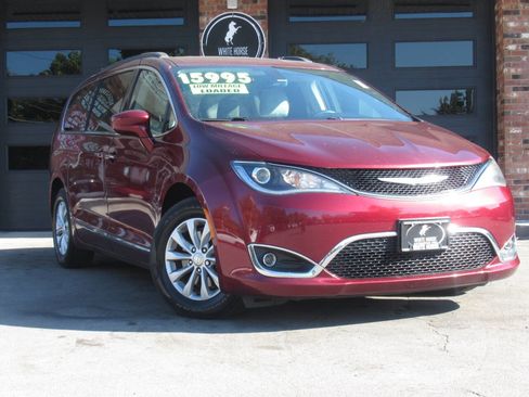 Used 2017 Chrysler Pacifica Touring-L image 2