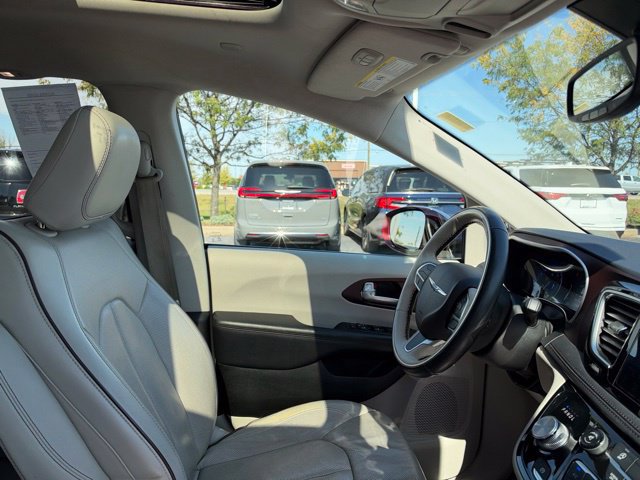 Used 2017 Chrysler Pacifica Limited w/ Tire & Wheel Group FWD image 40