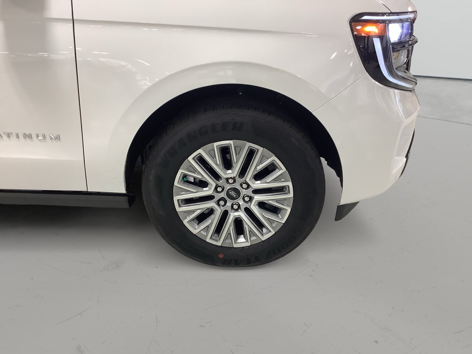 Used 2027 Ford Expedition Platinum w/ Driver's Package RWD image 10