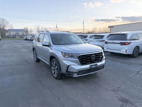Used 2025 Honda Pilot Touring image 4
