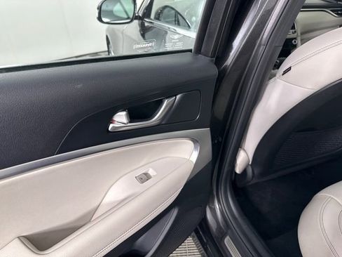 Used 2025 Genesis G70 2.5T RWD image 12