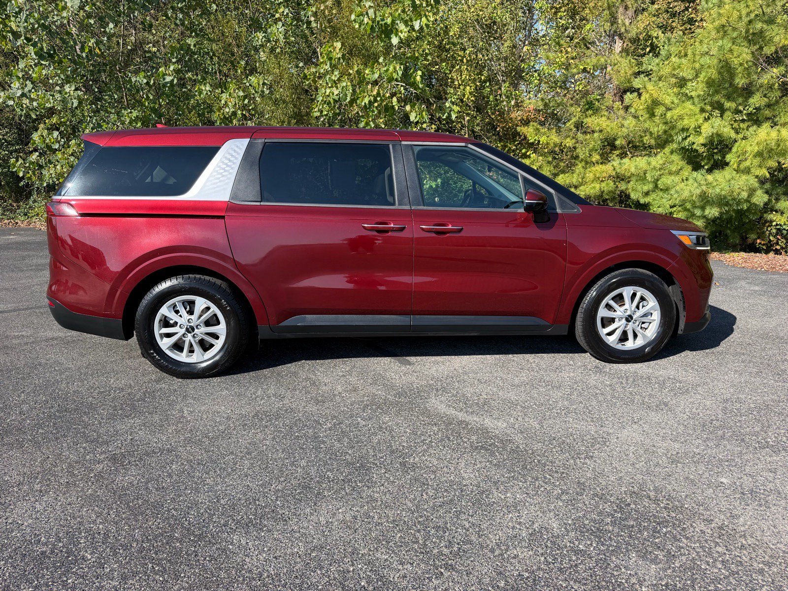 Used 2024 Kia Carnival LX FWD image 14