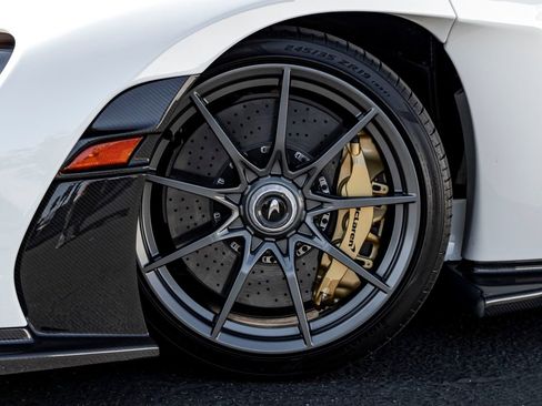 Used 2019 McLaren Senna RWD image 3
