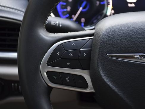Used 2023 Chrysler Pacifica Limited FWD image 8