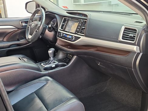 Used 2019 Toyota Highlander XLE AWD/4WD image 29