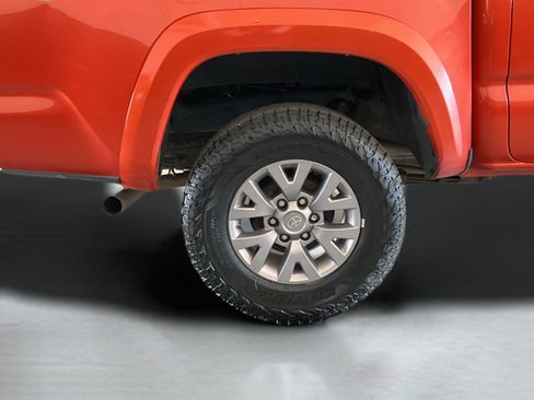 Used 2018 Toyota Tacoma SR5 AWD/4WD image 26