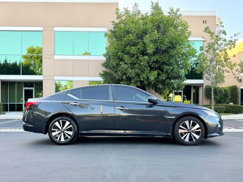 Used 2022 Nissan Altima 2.5 SV FWD image 3