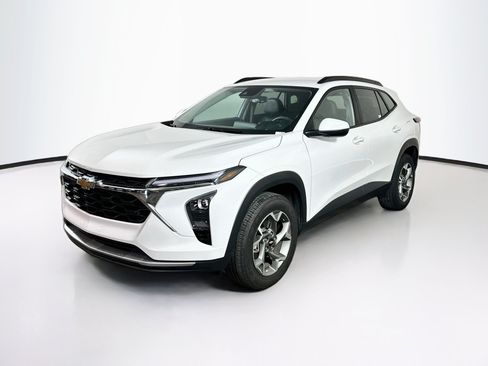 Used 2025 Chevrolet Trax LT FWD image 3