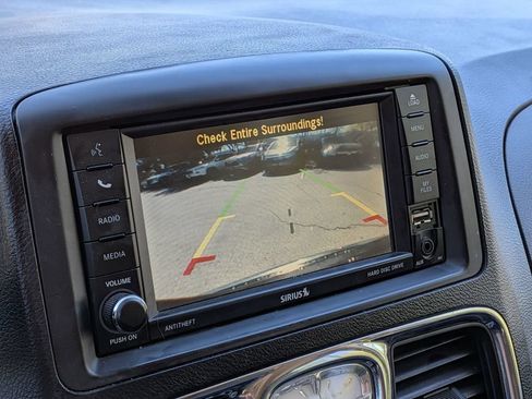 Used 2015 Chrysler Town & Country LX FWD image 17
