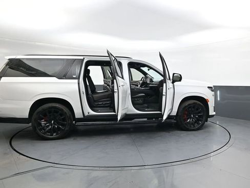 Used 2023 Cadillac Escalade ESV Sport Platinum w/ LPO, ONYX Package image 31