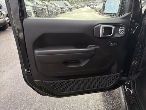 Used 2025 Jeep Wrangler Unlimited Rubicon 4xe w/ Convenience Group AWD/4WD image 8
