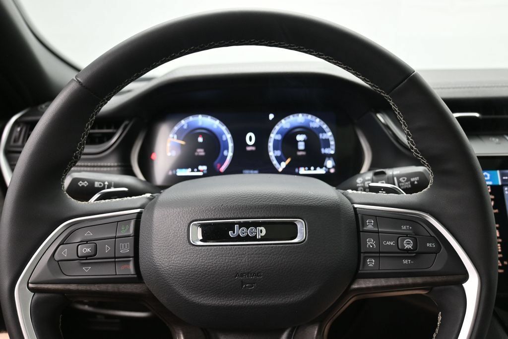 Used 2026 Jeep Grand Cherokee Limited AWD/4WD image 12