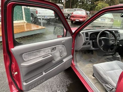 Used 1998 Nissan Frontier XE image 6