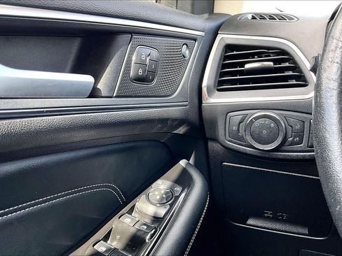 Used 2020 Ford Edge Titanium FWD image 36