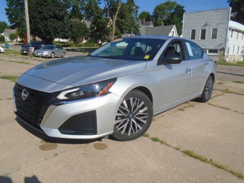 Used 2024 Nissan Altima 2.5 SV FWD image 1