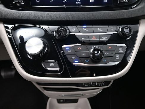 Used 2024 Chrysler Pacifica Touring-L FWD image 10