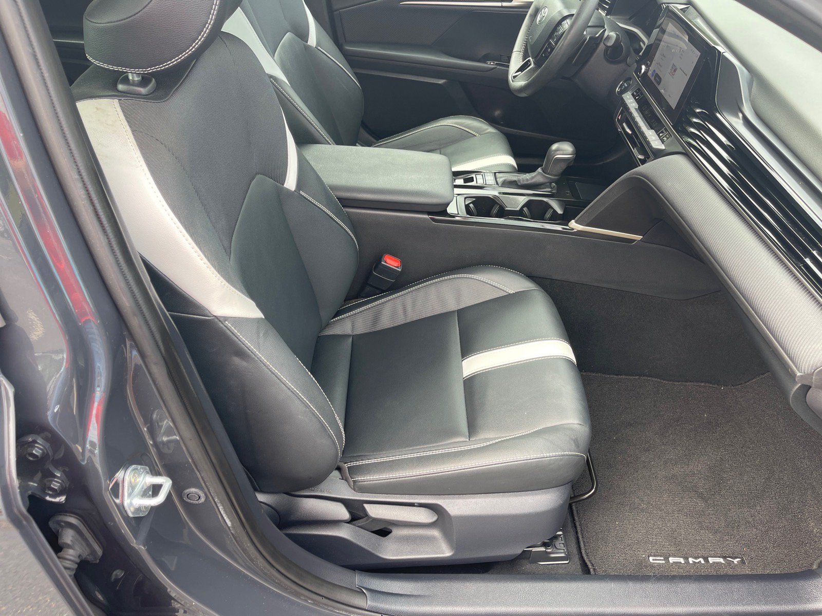 Used 2025 Toyota Camry SE w/ Convenience Package FWD image 19