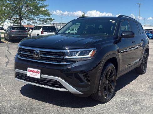 Used 2023 Volkswagen Atlas SE AWD/4WD image 2