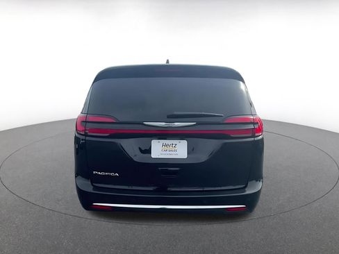 Used 2025 Chrysler Pacifica Select image 12