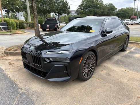 Used 2025 BMW 760i xDrive w/ Luxury Rear Seating Package AWD/4WD image 3