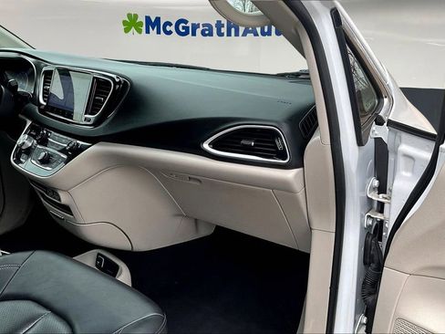 Used 2024 Chrysler Pacifica Touring-L image 26