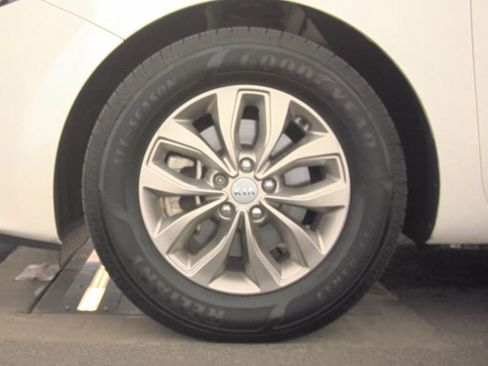 Used 2020 Kia Sedona LX image 14