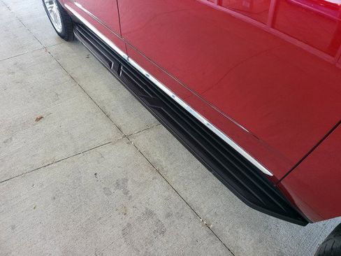 Used 2024 GMC Yukon XL SLT w/ SLT Luxury Package image 18