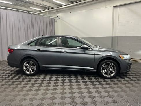 Used 2022 Volkswagen Jetta SE image 3