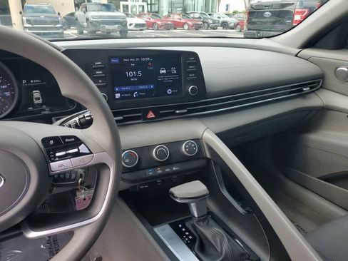 Used 2022 Hyundai Elantra SE image 30