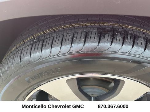 Used 2023 Chevrolet Traverse LT w/ LT Premium Package AWD/4WD image 29