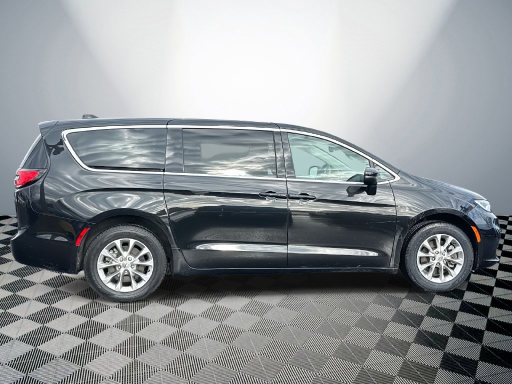 Used 2023 Chrysler Pacifica Touring-L AWD/4WD image 5