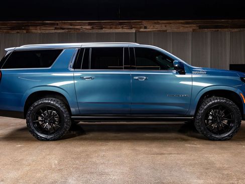 Used 2025 Chevrolet Suburban High Country image 11