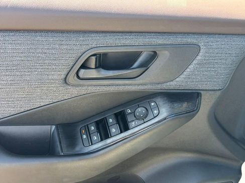 Used 2023 Nissan Rogue S image 15