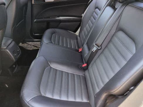 Used 2018 Ford Fusion SE w/ Fusion SE Technology Package FWD image 18