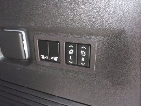 Used 2024 Chevrolet Suburban Premier image 34