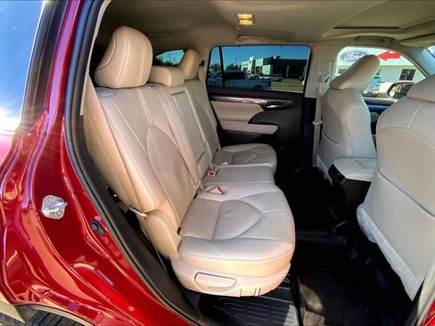 Used 2021 Toyota Highlander Limited image 19