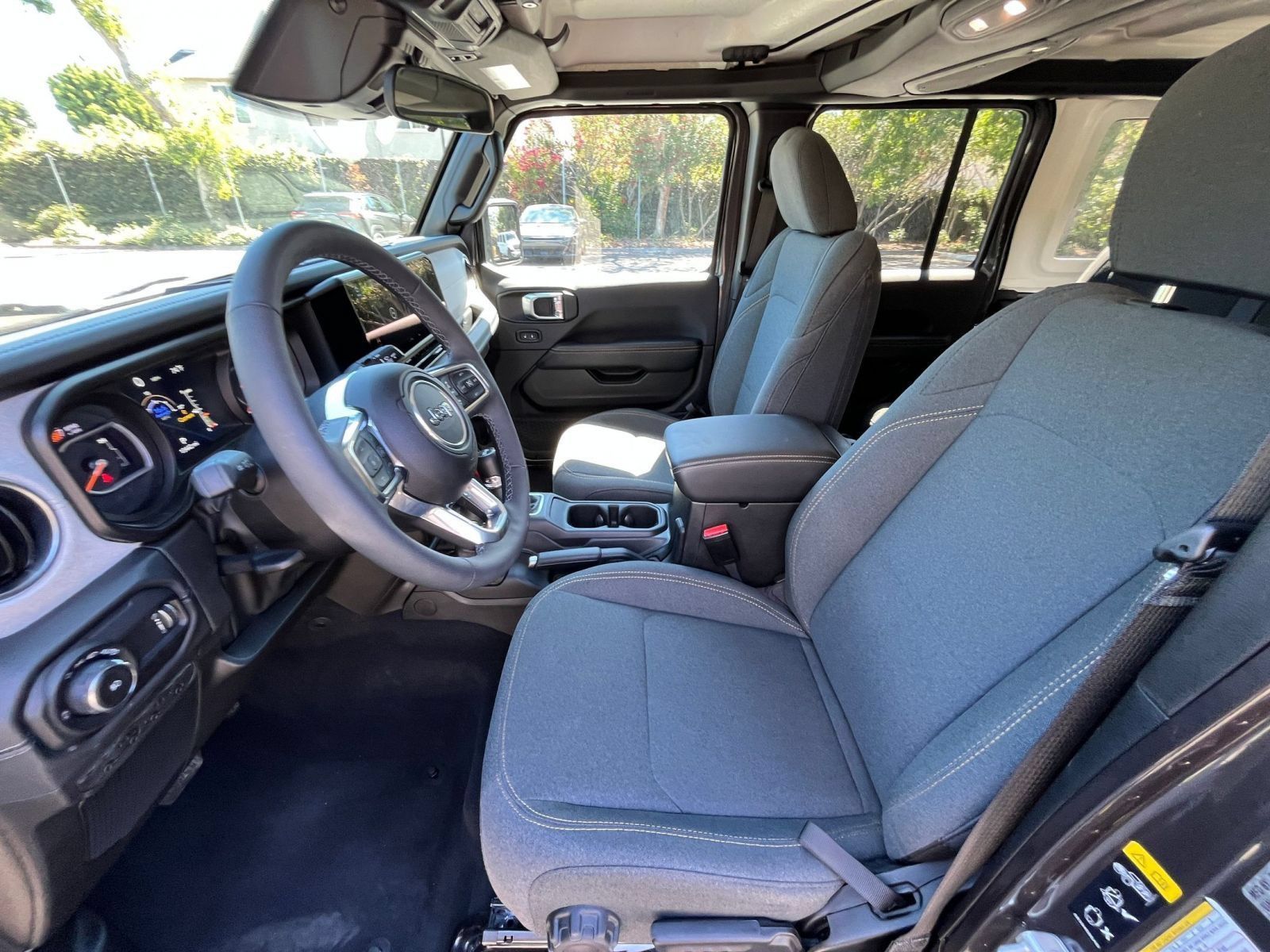 Used 2025 Jeep Wrangler Unlimited Sahara AWD/4WD image 26