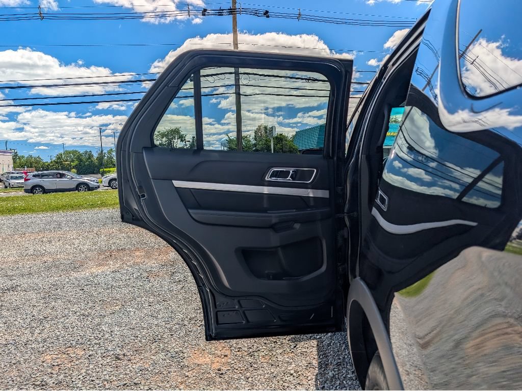 Used 2017 Ford Explorer XLT w/ Equipment Group 202A AWD/4WD image 11