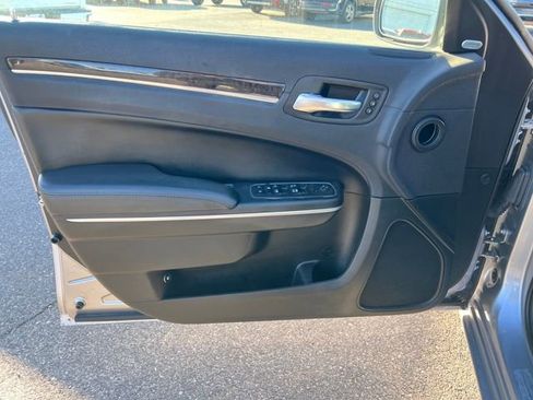 Used 2017 Chrysler 300 C image 8