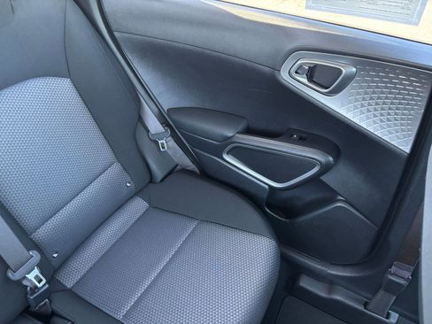 Used 2025 Kia Soul LX w/ LX Technology Package FWD image 35