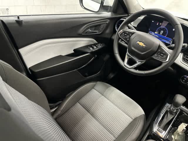 Used 2025 Chevrolet Trax LT w/ LT Convenience Package FWD image 12
