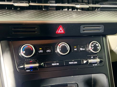 Used 2024 Kia Carnival LX FWD image 26